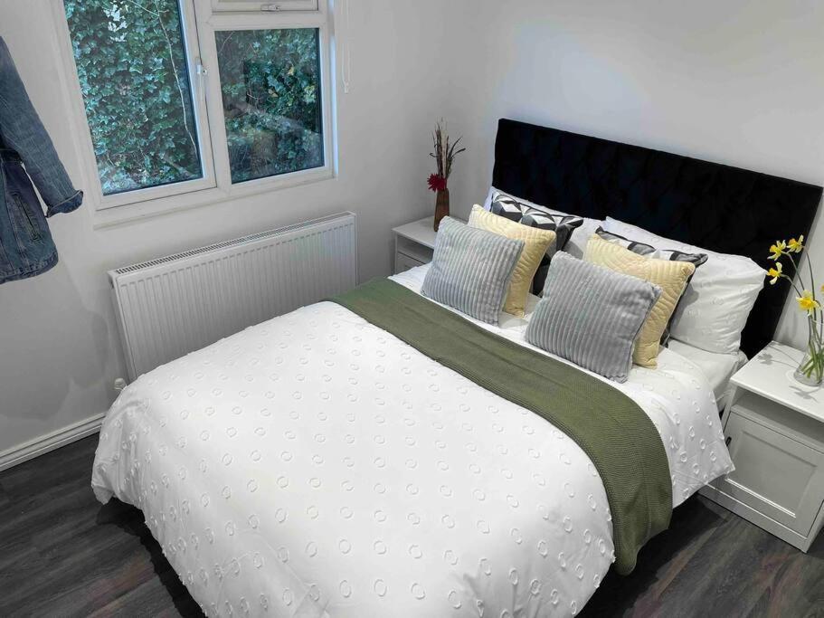 The Cabin Welwyn Garden City Bagian luar foto