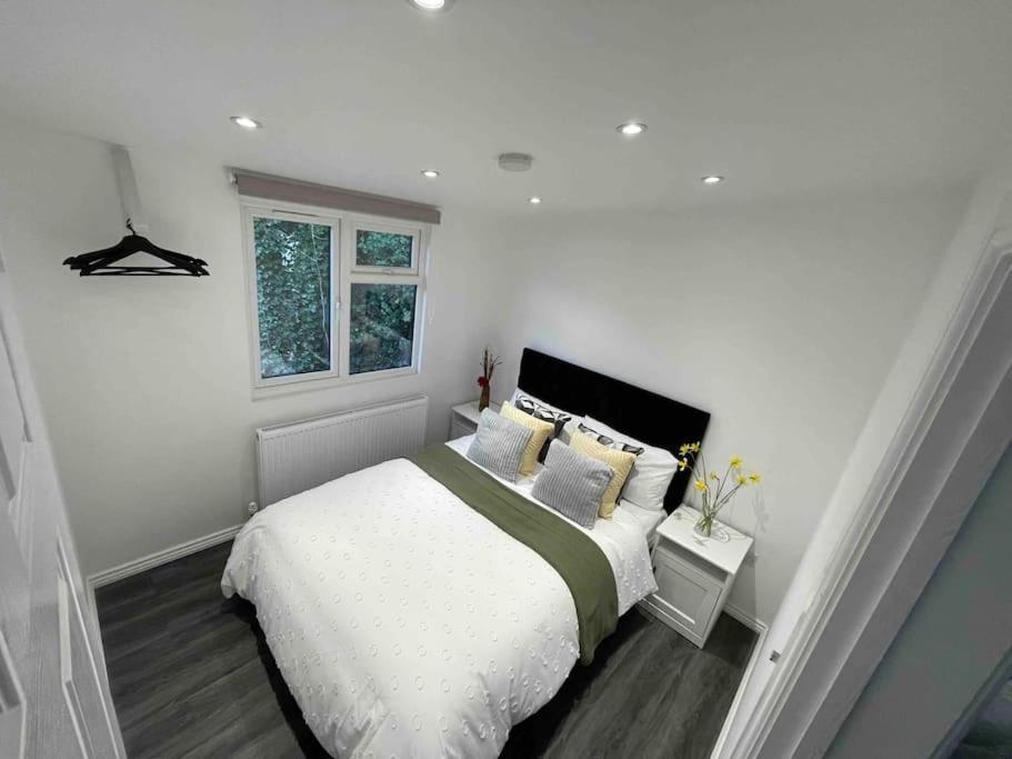 The Cabin Welwyn Garden City Bagian luar foto